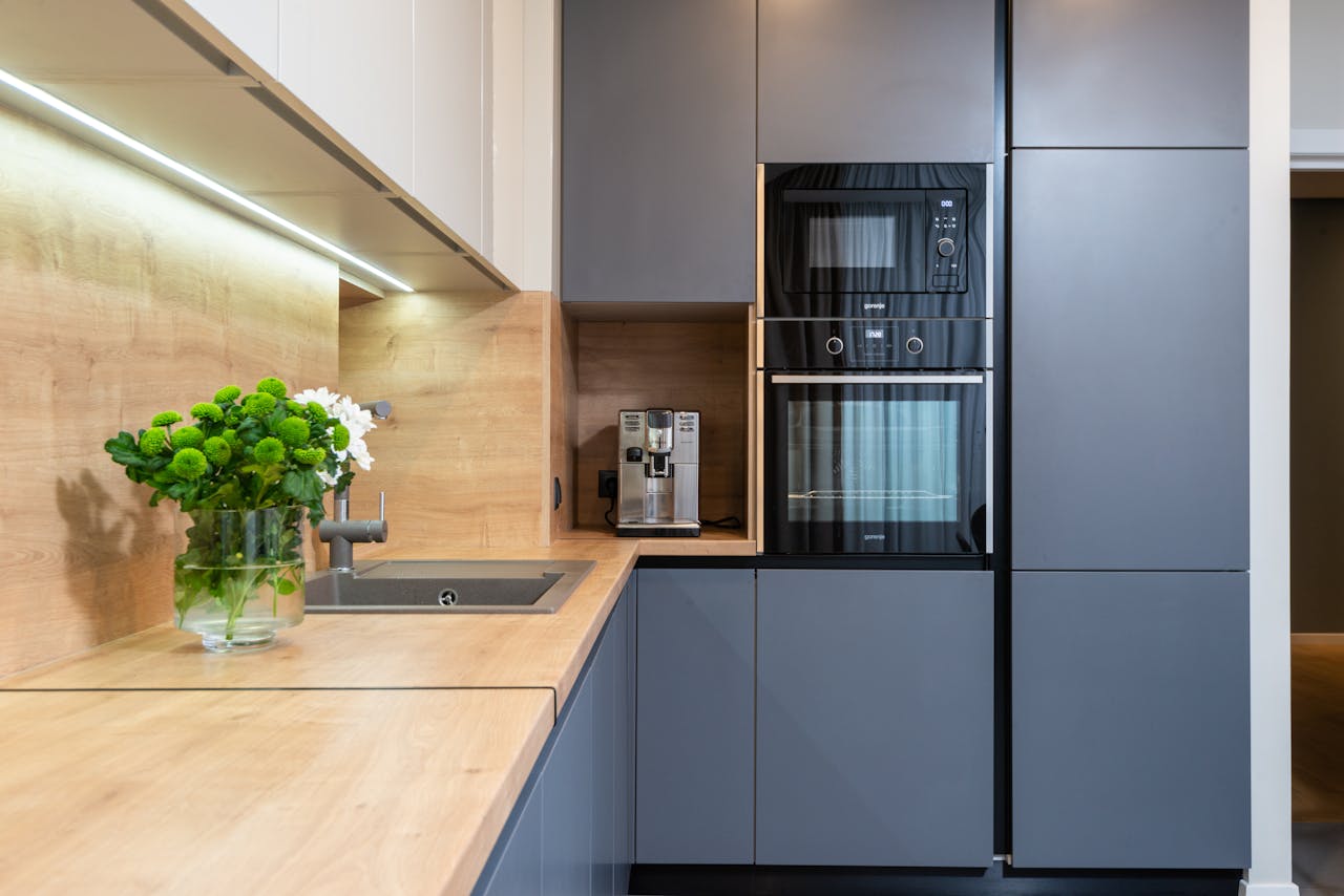 Kitchen & Dining